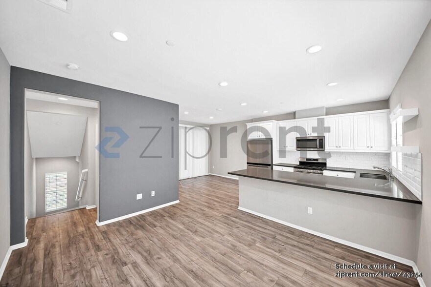 Building Photo - 833 Iris Way
