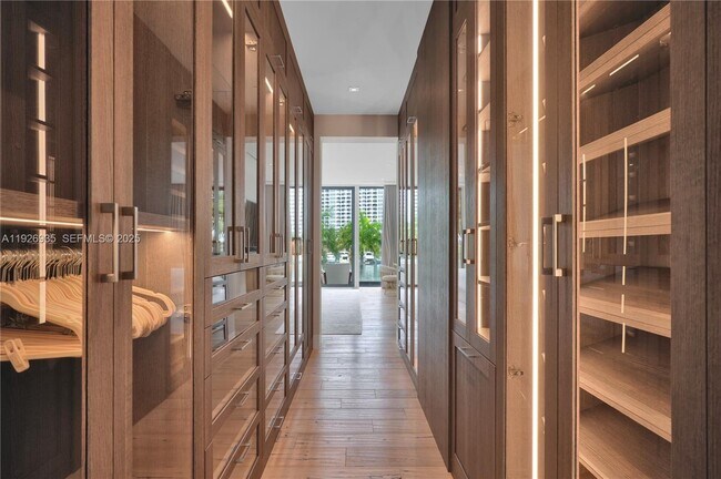 Building Photo - 5501 Pine Tree Dr