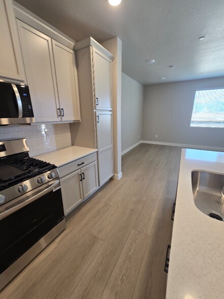 Building Photo - 4833 Autumn Leaf Dr