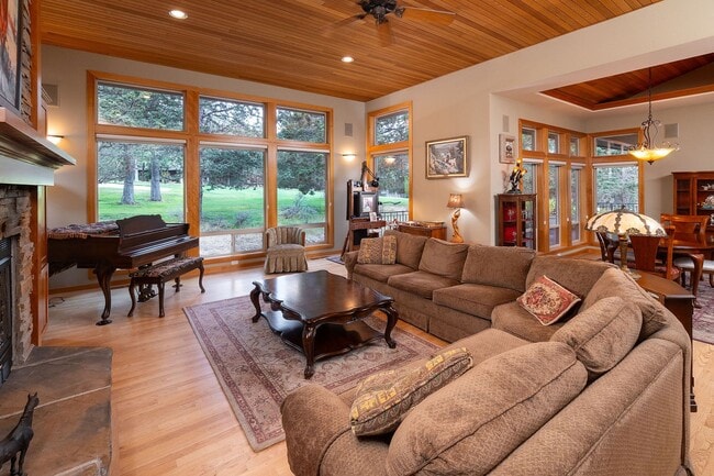 Building Photo - Move in special $1000 off first months rent / Gated Community in Awbrey Glen