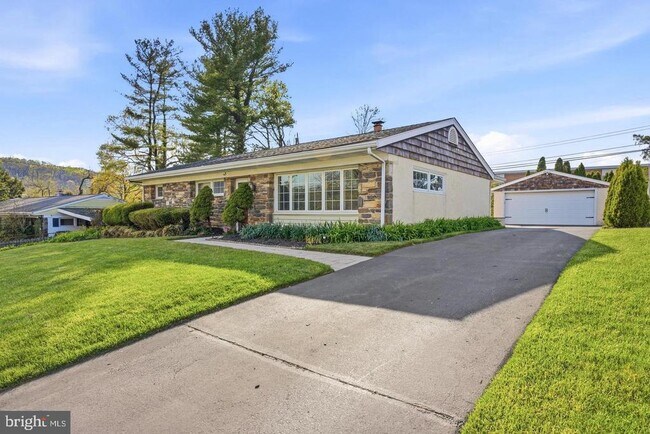 Building Photo - 637 School Line Dr