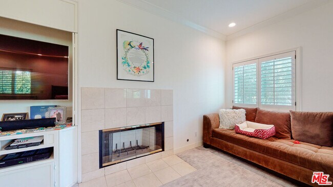 Building Photo - 4950 Densmore Ave