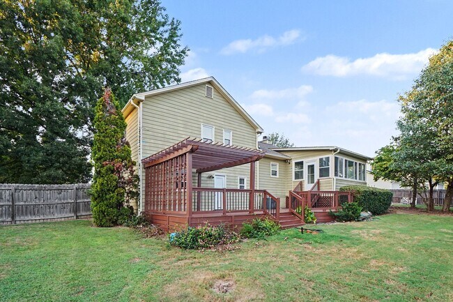 Building Photo - 3030 Green Meadow Ln