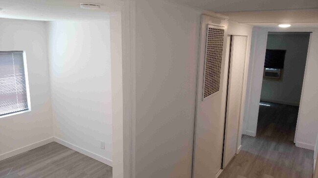 Building Photo - 200 W 1st St