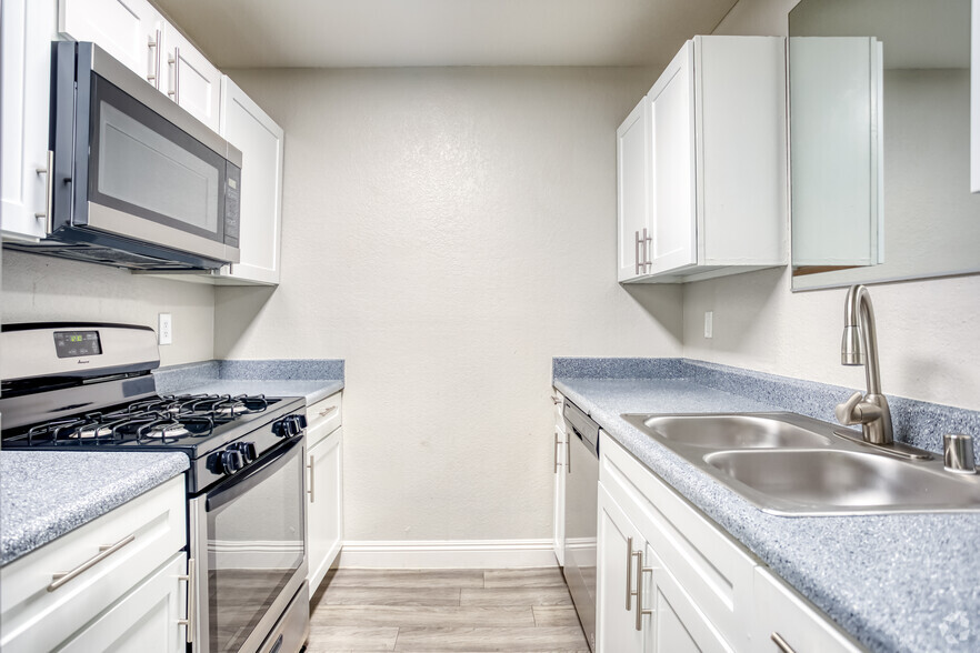 1BR, 1BA - 720 SF Kitchen - Ciel Apartments