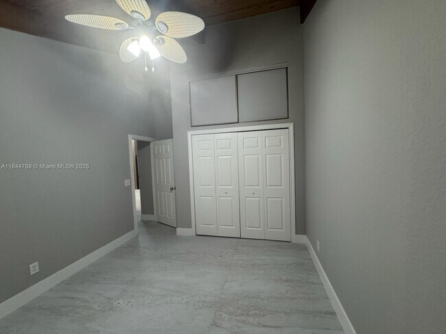 Building Photo - 2743 Parkview Dr S