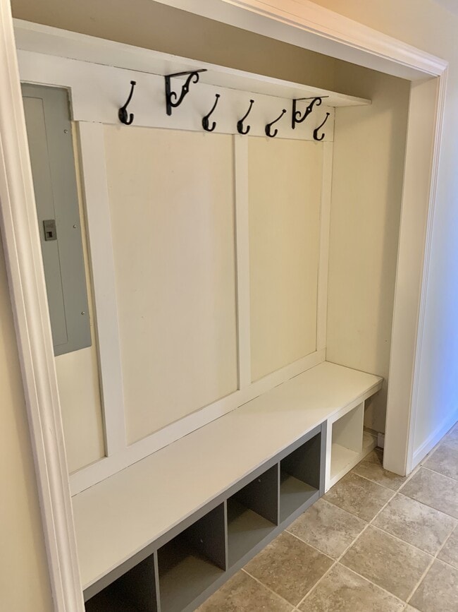 Building Photo - 756 Stream Rd