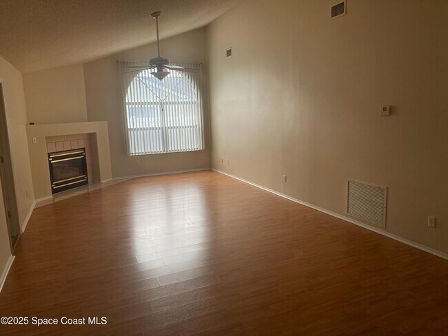 Building Photo - 3166 Lago Vista Dr