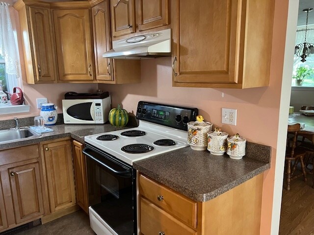 Galley kitchen with electric stove - 812 Foundry St