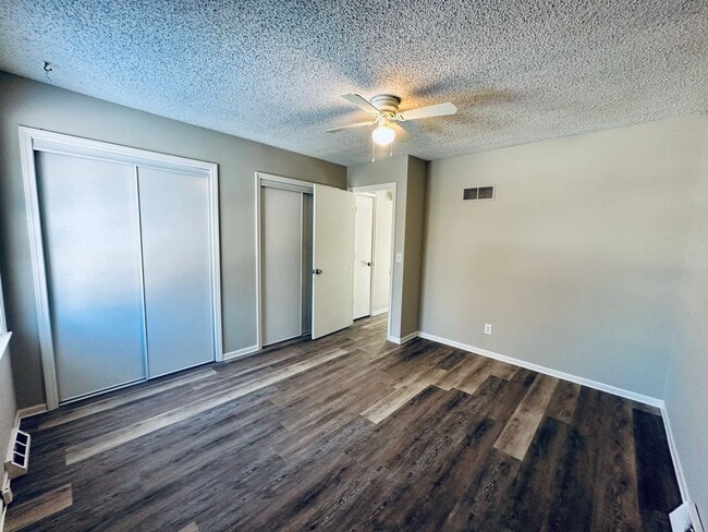 Building Photo - {1811} Updated duplex with great natural light and tons of space + Recently Renovated + Stainless...