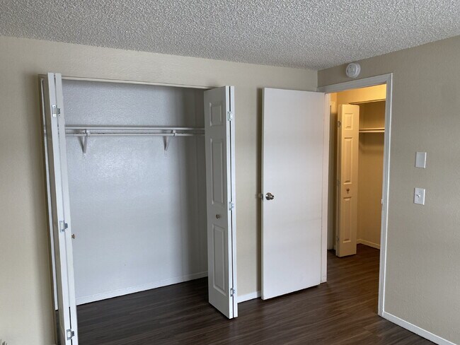 Building Photo - Available Now! – 2 Bed / 1 Bath Condo – Utilities Included