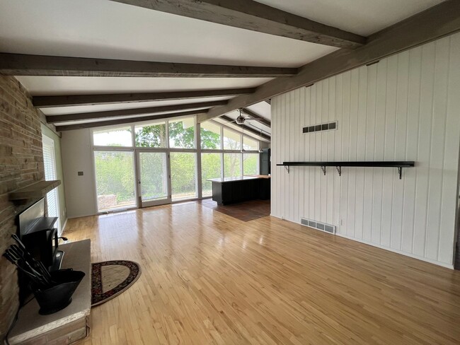 Building Photo - Spacious & Secluded 2BR/2BA Wauwatosa Sing...