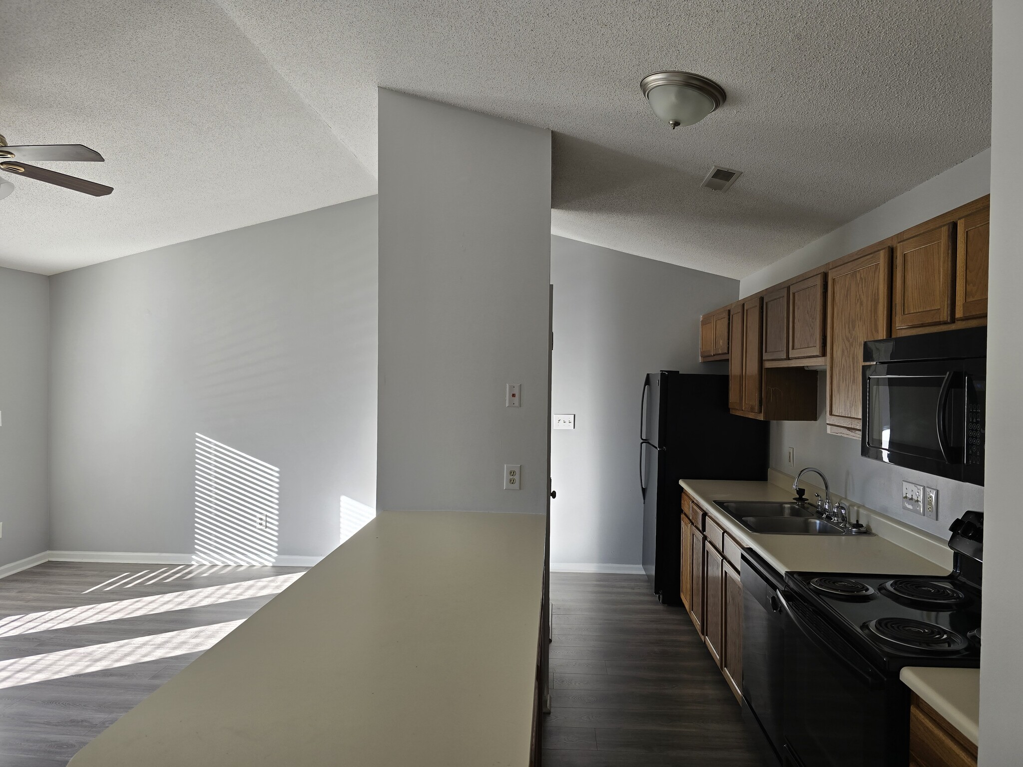 Living room/ Kitchen - 700 Glendale Dr