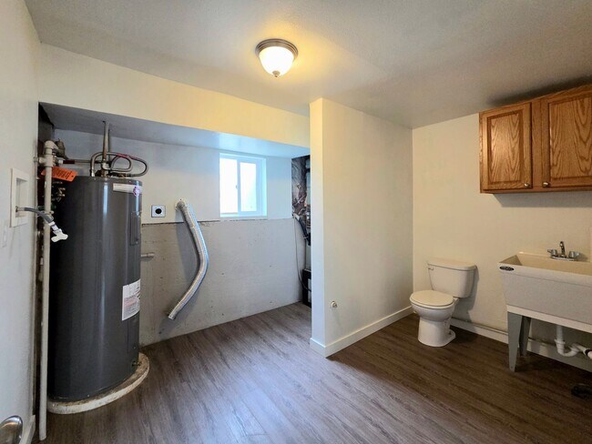 Building Photo - **Charming 3 Bedroom + Bonus, 2.5 Bath House for Rent in Desirable East Wenatchee**