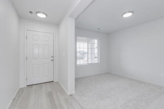 Building Photo - Newer 4 Bed / 2.5 Bath House For Rent _ Pl...