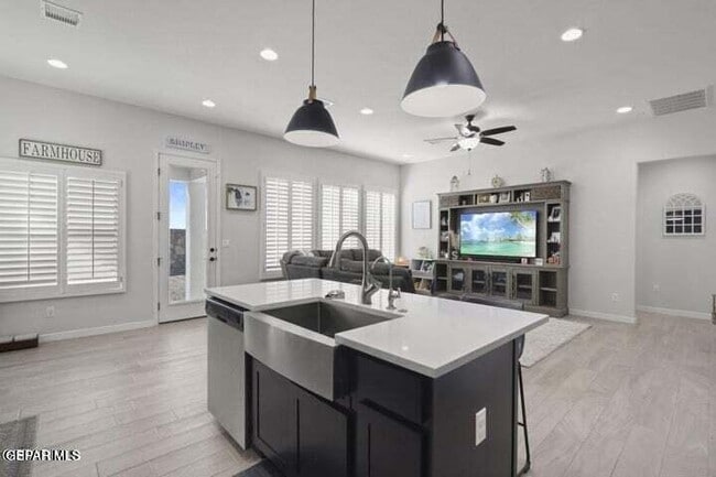 Building Photo - 905 Cottage Pl