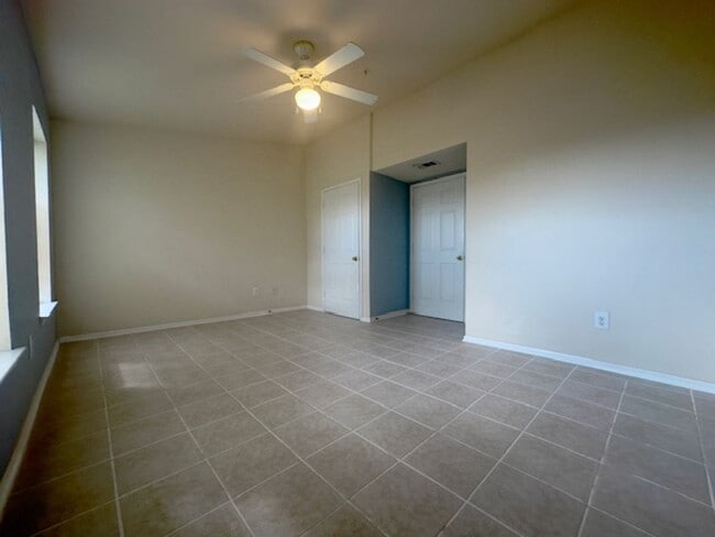 Building Photo - Spacious 1B/1B Unfurnished Condo near Beach in the Heart of Destin!