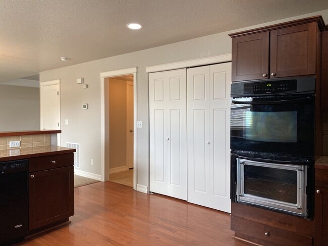 Building Photo - Start a Lease by 2/28/25 and pay $2,800 fo...