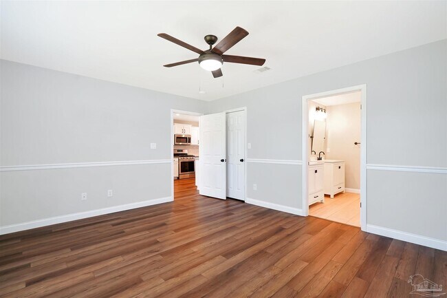 Building Photo - 323 Twisted Oak Dr