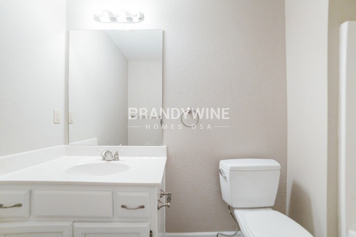 Building Photo - 1607 NW High View Dr