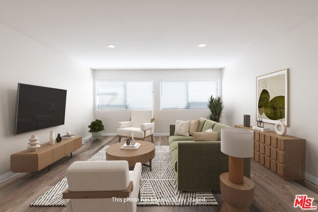 Building Photo - 532 N Rossmore Ave