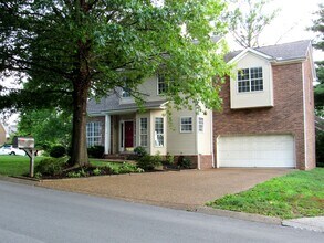 Building Photo - Beautiful 3 bed 2.5 bath Franklin Home