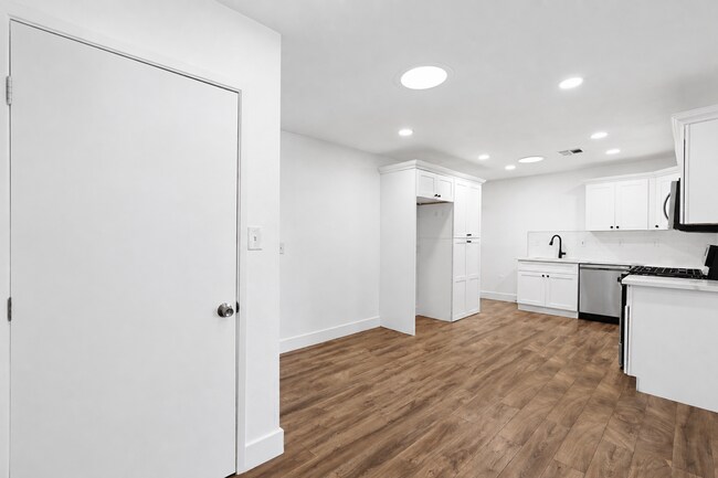 Building Photo - 8840 San Vicente Ave
