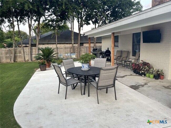 Building Photo - 323 Cardinal Dr