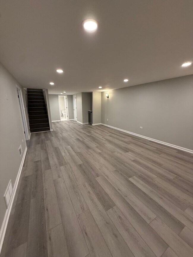 Building Photo - 8500 W Carmen Ave