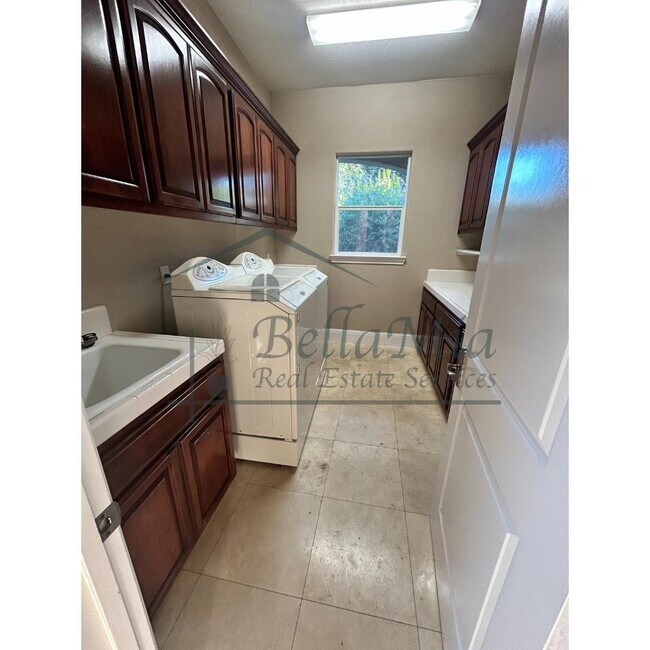 Building Photo - 1411 Burman Dr