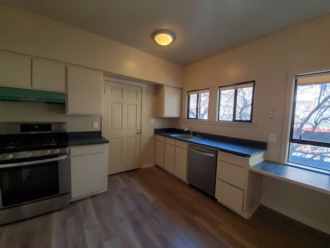 Building Photo - Top Floor Rockridge Two Bedroom Condo with...
