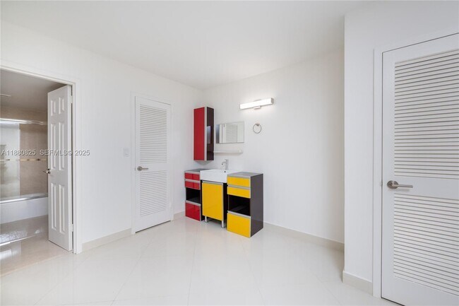 Building Photo - 2030 S Ocean Dr