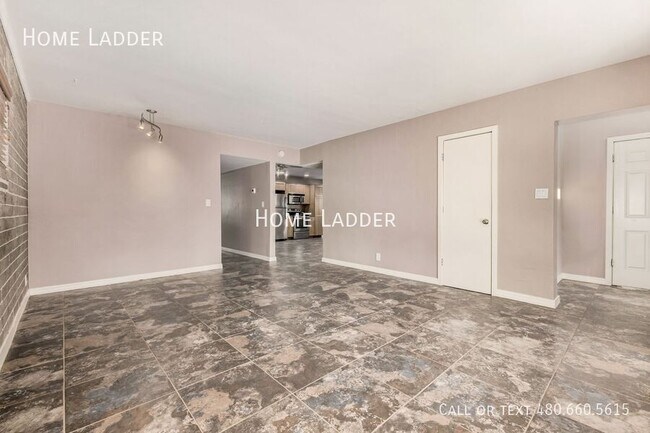 Building Photo - 1338 W Culver St