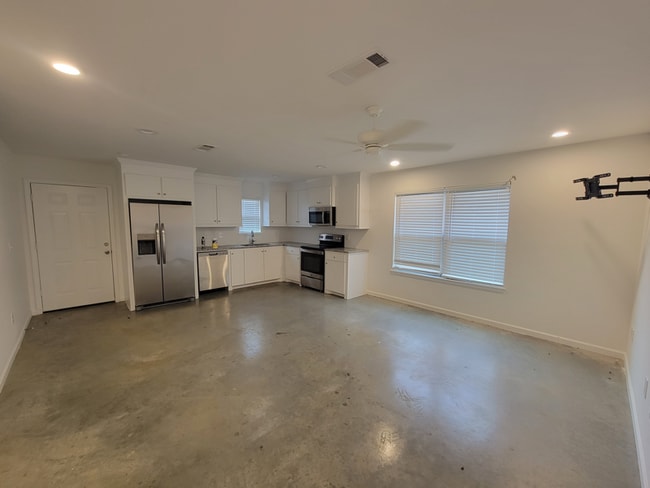 Building Photo - 242 Skylane Dr