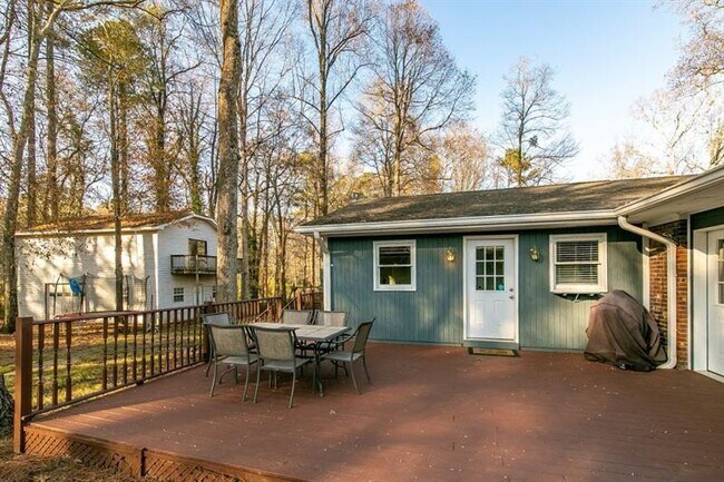 Building Photo - 2805 Pine Hill Dr