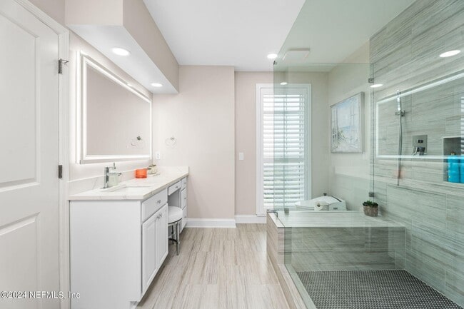 Building Photo - 400 E Bay St