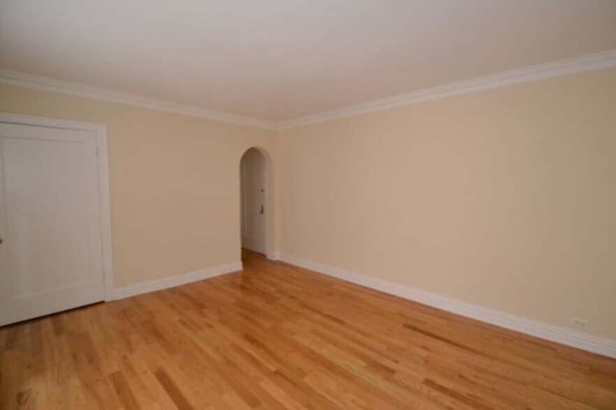 Building Photo - 429 W Roscoe St