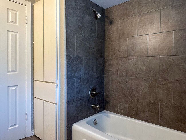 Building Photo - 4 Bedroom / 2 Bath / 2 Car Garage