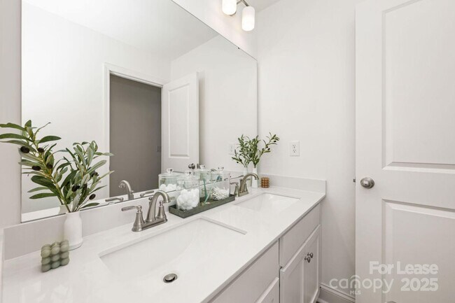 Building Photo - 3308 Glade Dr