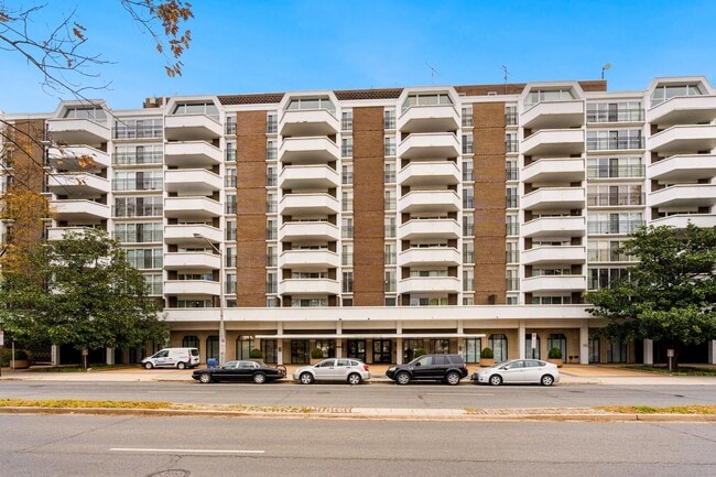 Building Photo - Available Now! 1 Bed / 1 Bath Condo in the heart of the DC Wharf!