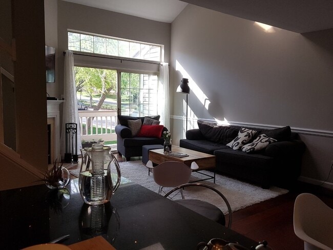 Building Photo - Loft 2BR plus den/2BA condo walking distan...