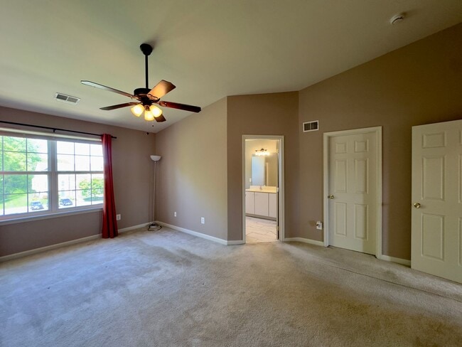 Building Photo - Charming and Stylish Living in a 3Bed/3Bat...