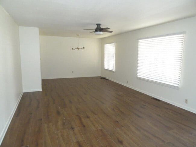 Building Photo - 1122 W Cypress St