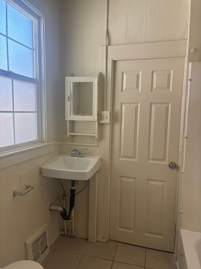 Building Photo - 3 Bed/2 Bath with additional bonus room. D...
