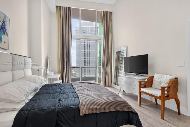 Building Photo - 485 Brickell Ave
