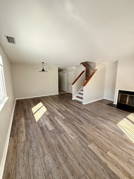 Building Photo - 135 Village Square Dr