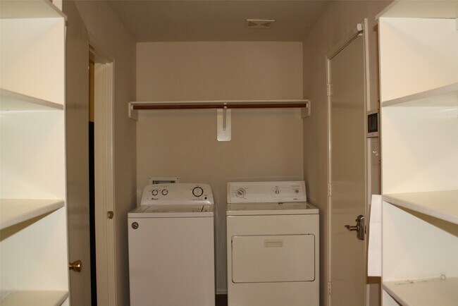 Building Photo - 6630 Sutton Meadows Dr