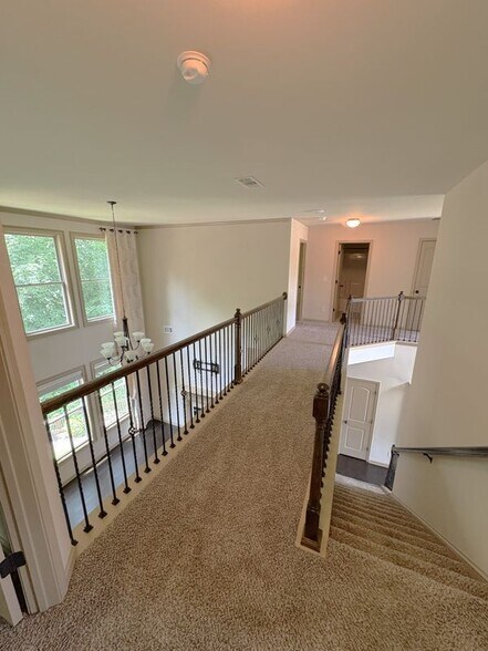 Building Photo - 4950 Belcrest Way