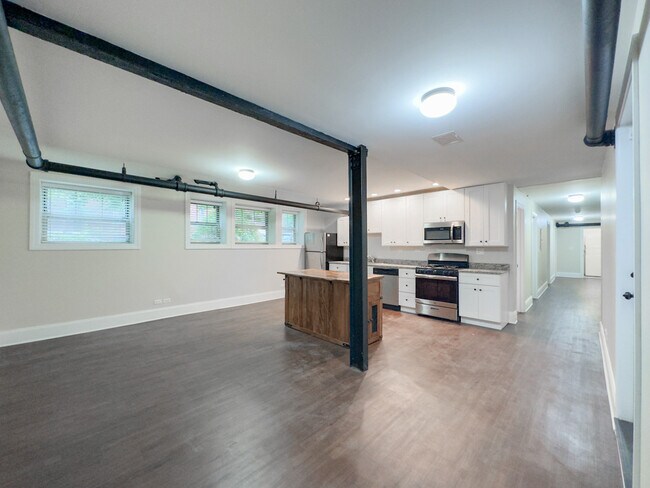 Building Photo - 936 E 52nd St