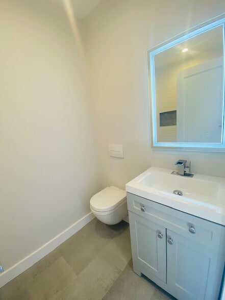 Building Photo - 2 W 3rd Street Pl